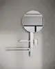 Weiße Wandmontage mit runder Spiegelhalterung, zwei Ablagen und einem Becher. Design von Ideal Standard, modern und funktional in einem schlichten Raum.